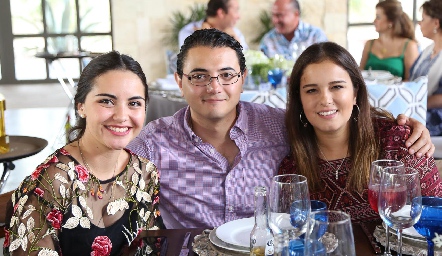  Isabela Acebo, Mauricio Enríquez y Arantza López.