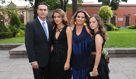  Güicho Fernández, Renata Fernández, Daniela Benavente y Danna Fernández .