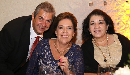  Ronal Carson, Vicky Granados y Ana María Aguilera.