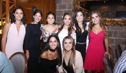  Fer Paredes con sus mejores amigas.
