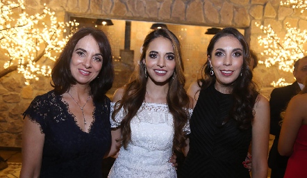  Pituca Espinosa con sus hijas Fernanda y Daniela Paredes.