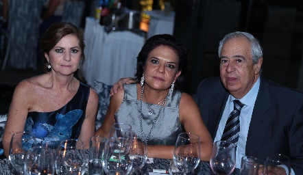  Mary Pepa Valladares, Cape Silos y Rolando Domínguez.
