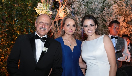  Jesús Andere y Constance Jones con su hermosa hija Cristina.