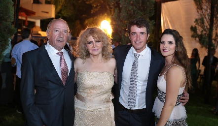  Con los papás del novio, Javier Meade, Velia Hervert de Meade, Javier Meade y Jessica Martín Alba.