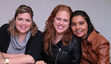 Karla Vilet, Elisa Vilet y Lorena Torres.
