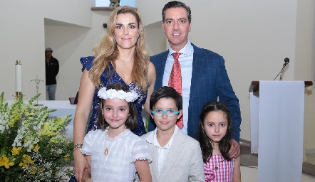  Marisol Valladares de Galán y Marcelo Galán con sus hijos.