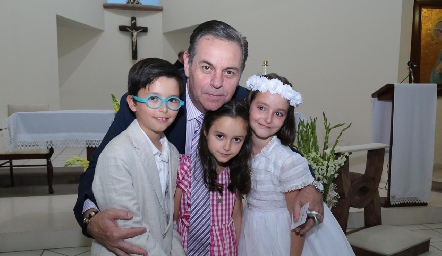 Miguel Valladares con sus nietos.