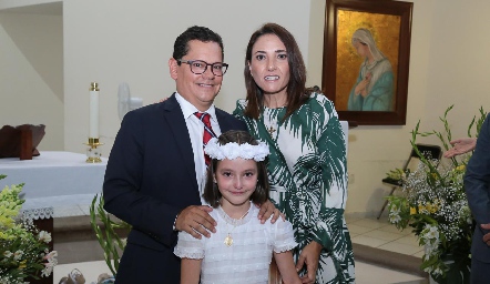  Sergio Quibrera y María José Abaroa con su ahijada Marina.