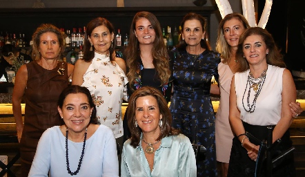  La novia con las organizadoras, Lourdes Herrera, Luchi Grijalba, María Lorca, Raquel Eichelmann, Ana Meade, Adriana Carrera, Marcela Nava y Martha Elena Muñiz.