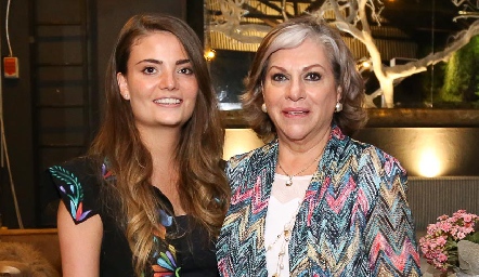  María Lorca con su suegra Clara Elena Montiel.