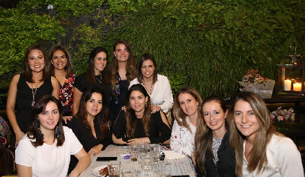  María Lorca con sus amigas.