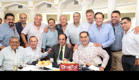  Tatis Abud con sus amigos.