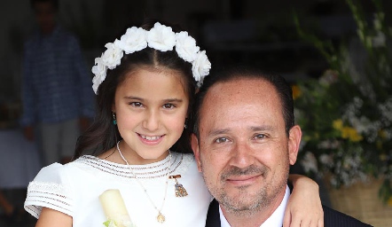  Sofía con su papá.