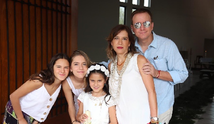  Sofía con la familia García Calderón.
