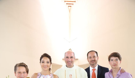  Familia Toledo Calderón con el sacerdote.
