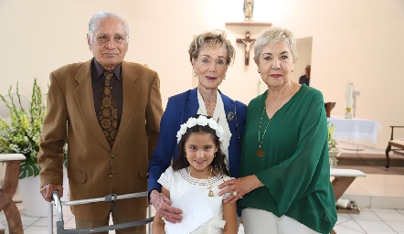  Sofía con sus abuelos.