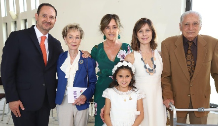  Sofía con la familia Toledo Minondo.