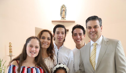  Sofía con la familia Dip Altamirano.