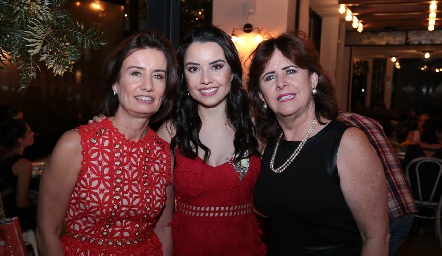  Gaby con su mamá Gaby Andrés y su suegra Rosy Somohano.