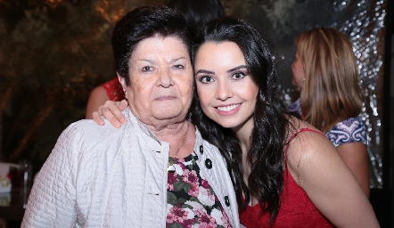  Gaby con su abuelita, Carmen Andrés.