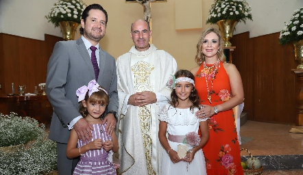  Héctor Vázquez, Ximena, el padre, Isabella y Sandra Pérez.