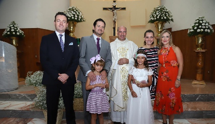  Isabella con sus papás, padrinos y el Sacerdote.