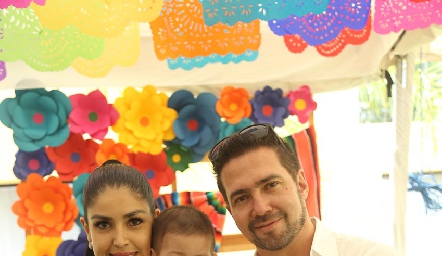  Marisol Huerta y Mario Lozano con su hijo José Mario.
