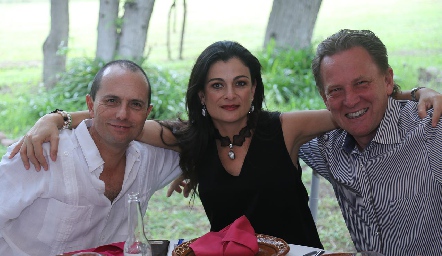  Caco Corripio, Elsa Lozano y Samuel Clark.