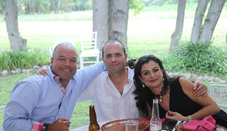  Rafael Espinoza, Caco Corripio y Elsa Lozano.