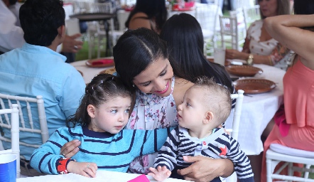  Marilupe Reyna con sus hijos.