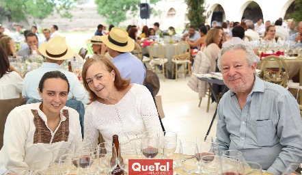  Sofía, Martha Pérez y Luis Domua.