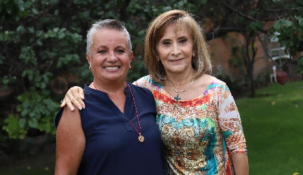  Organizadoras Coni Espinosa y Esther Darbel.