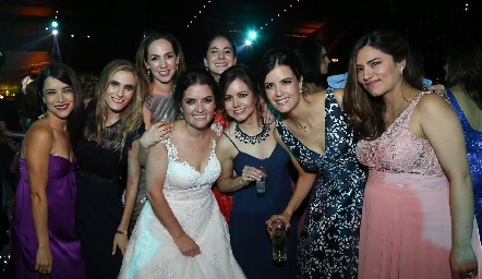  La novia con sus amigas.