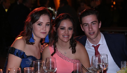  María Robles, Marthita Ricavar y Guillermo Robles.