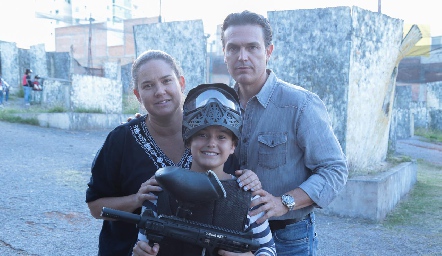  Daniela Benavente y Güicho Fernández con su hija Macarena.