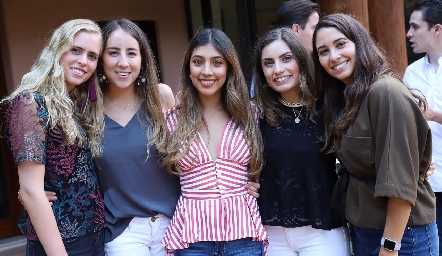  Ingrid Velasco, Diana Olvera, Danielle Falcón, Ana Sofía Rodríguez y Sofía Leiva.