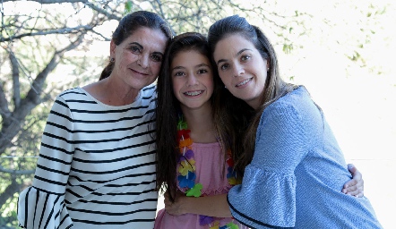  Fer con su abuelita y su mamá, Olga Robles y Gaby Lara.