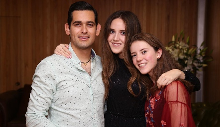  Sergio Ramírez, María Orozco y Fer Orozco.