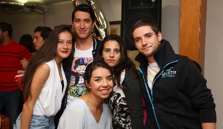  Clau Alvarado, Juan Pablo de la Fuente, Andrea Esmer, Diego González y Vini Padrón .