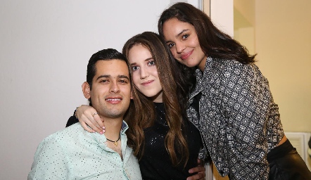  Sergio Ramírez, María Orozco y Alexa Mata.