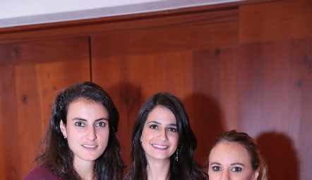  Fernanda Saiz, Mónica Medlich y Paulina López.