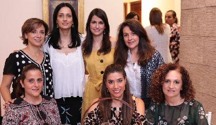  Cony Alvarado, Cristina de Medlich, Mónica Medlich, Martha López, Gaby Medlich, Silvy de la Vega y Teté González.