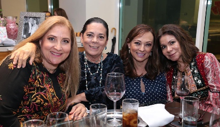  Sandra de Ortiz, Nidia Vales, Ligia Vales y Adela Romero.