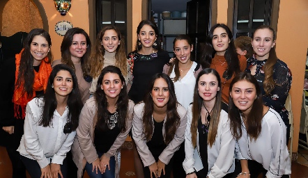 Isa acompañada de sus mejores amigas.