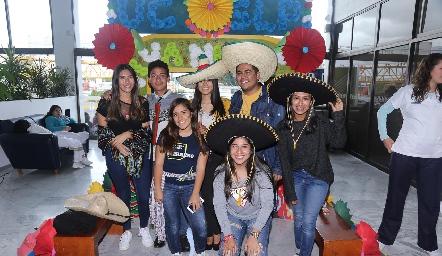  Fiesta Mexicana en la Universidad Cuauhtémoc.