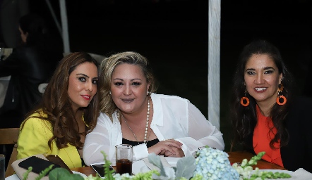  Paola Millán, Michelle Sharp y Fabiola Otero.