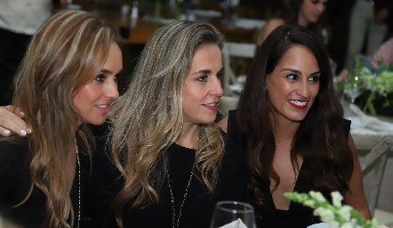  María Torres, Mónica Torres y Gloria Leal.