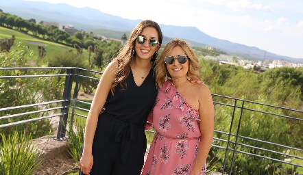  Valeria Alcalde y su mamá Sylvia Aguilar de Alcalde.