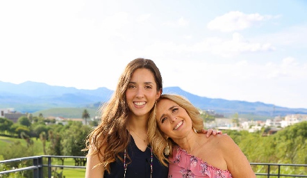  Valeria Alcalde y su mamá Sylvia Aguilar de Alcalde.