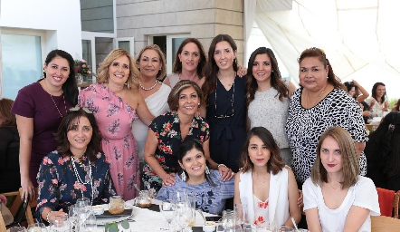  Sylvia Aguilar con sus amigas.